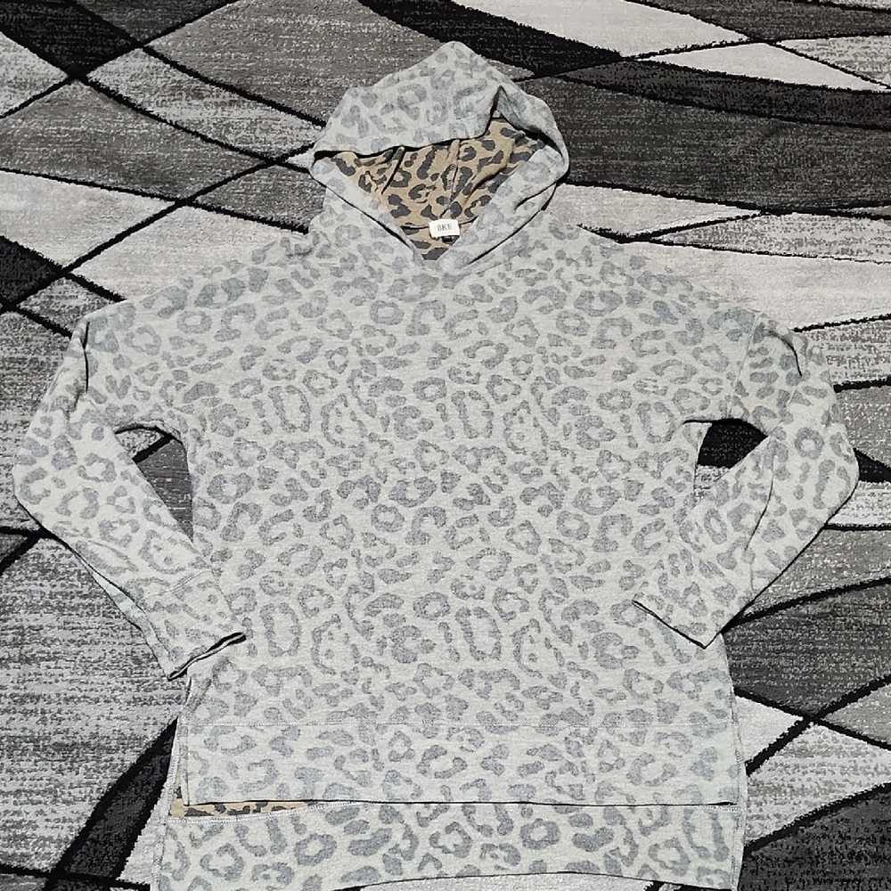 BKE CHEETAH PRINT CONTRASTING DROPTAIL BACK LONG-SLEEVE HOODIE SWEATSHIRT